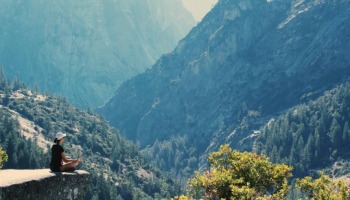 O que a Bíblia diz sobre meditação (é pecado um cristão meditar?)